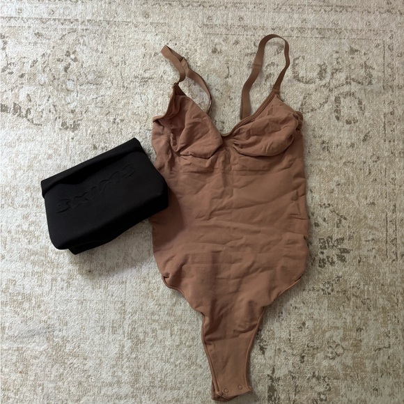 SKIMS LOW BACK THONG BODYSUIT - Picture 2 of 2
